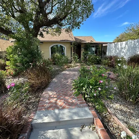 Charming 3-Bedroom 2-Bathroom House In North Hollywood